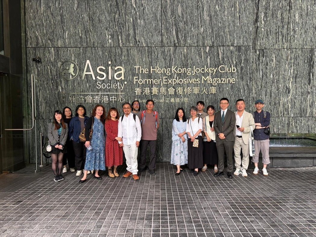 我策进会日前组团访问香港，进行文化为主题的交流对话。图为参访团参观Asia So...