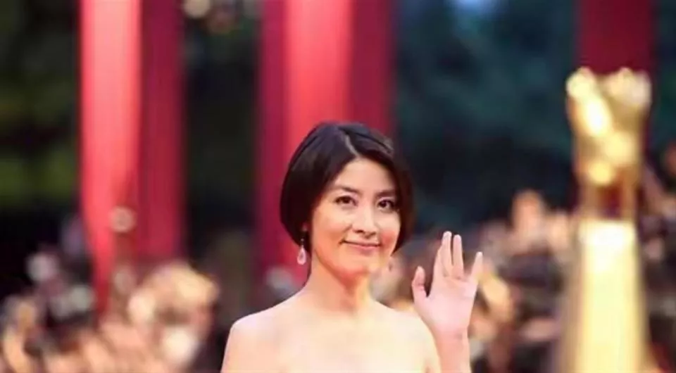 53岁陈慧琳太丰满了，穿抹胸都兜不住好身材