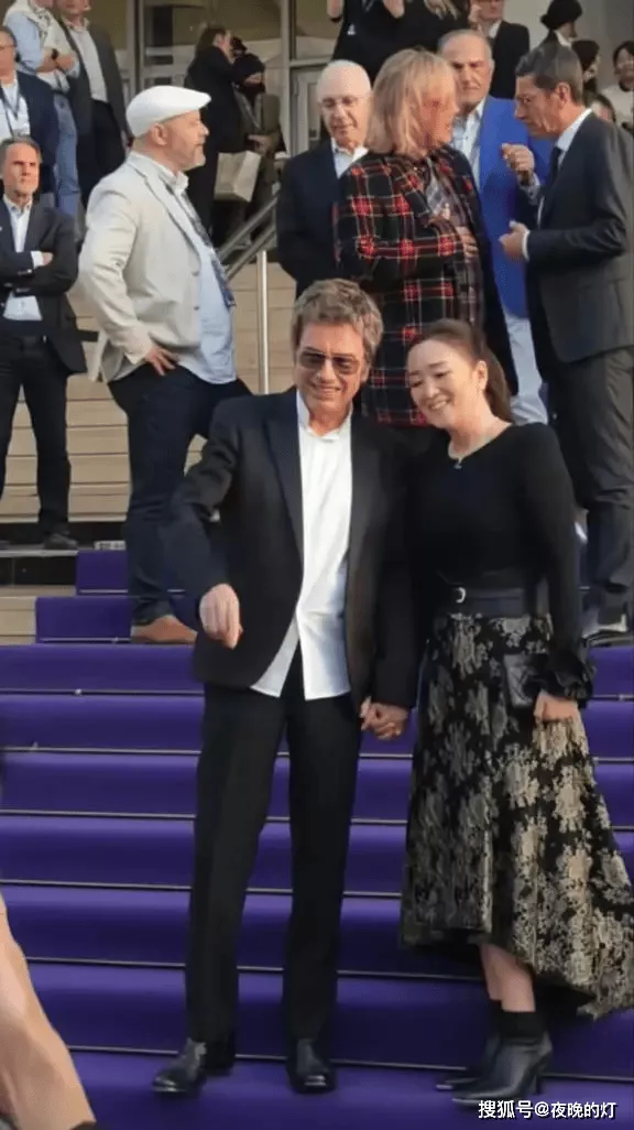 巩俐高调现身电影节，与77岁丈夫甜蜜牵手
