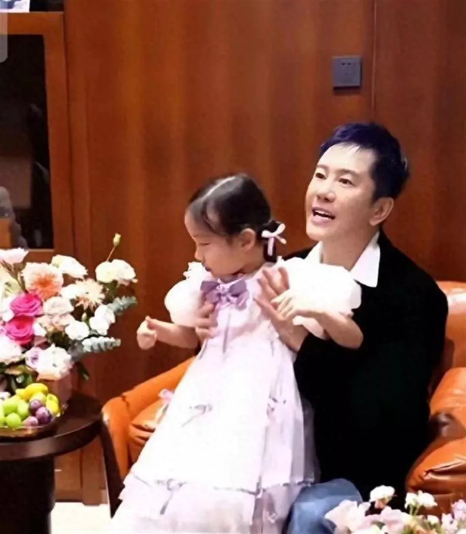 毛宁全家福曝光！状态超好，幸福感都要溢出屏幕！