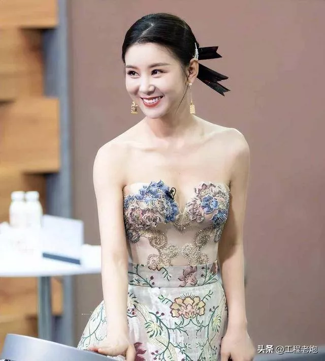 李小萌怀三胎走红毯，不瘦不遮太真实