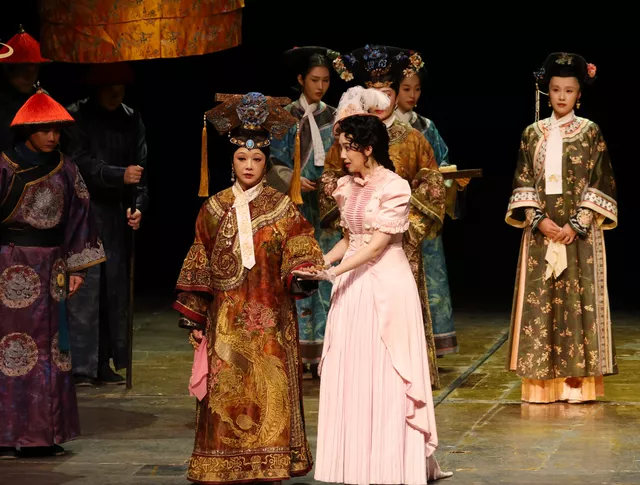 58岁江珊露面，150斤身材穿西装腚大腰圆