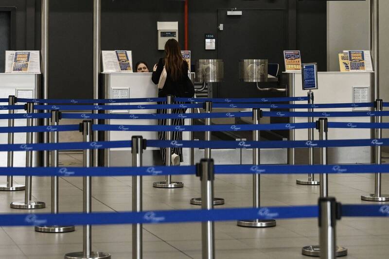 欧盟12日就航空旅客权益法规改革方案达成共识。图为希腊机场的旅客。(法新社档案照) 欧盟12日就航空旅客权益法规改革方案达成共识。图为希腊机场的旅客。(法新社档案照)
