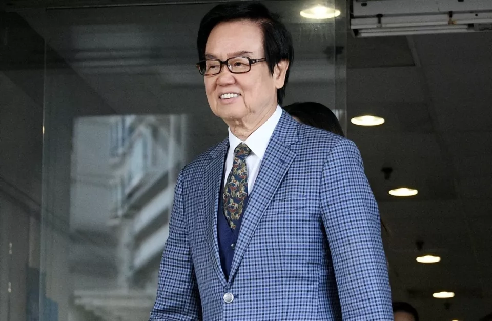 80岁黄百鸣主动入狱服刑，一言不发走入囚室