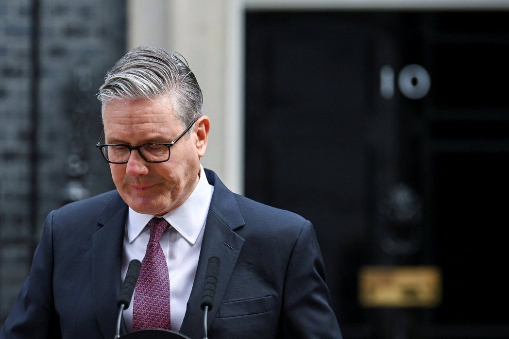 英国首相施凯尔22日在伦敦首相府前宣布辞职,表情凝重。(路透) 英国首相施凯尔22日在伦敦首相府前宣布辞职,表情凝重。(路透)