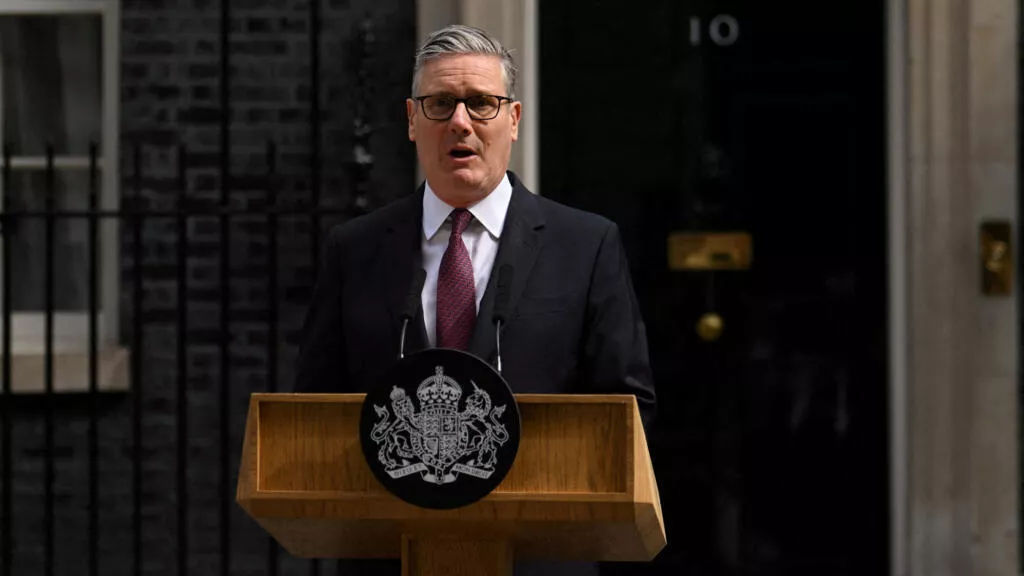 英国政坛震荡！斯塔默哽咽宣布辞职