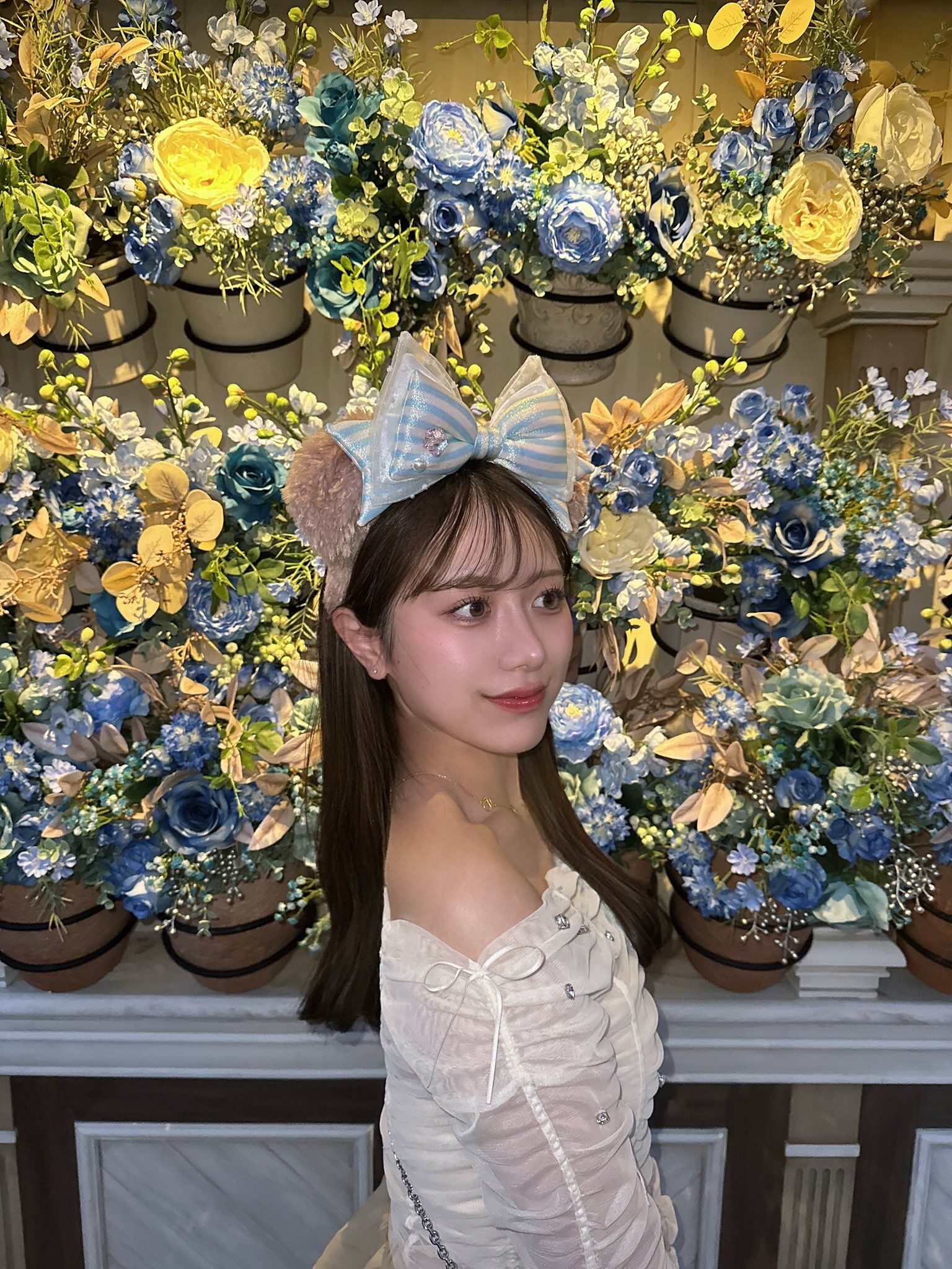 ▲▼樱花妹自拍双手消失 「诡异错视照」狂吸900万观看。 (图/翻摄自X/@6u6diary)