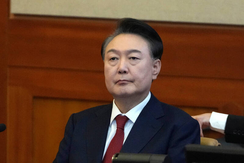 南韩前总统尹锡悦先前因「戒严之乱」被判处无期徒刑，近日又因针对北韩放飞无人机以刺激挑衅平壤，遭法院重判30年。（美联社）