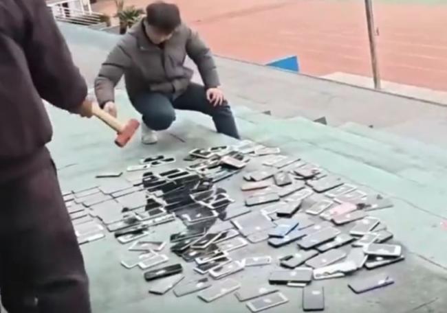 中国一学校当众砸烂百部学生手机