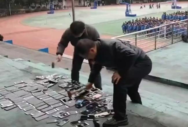 中国一学校当众砸烂百部学生手机