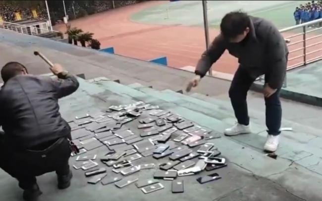 中国一学校当众砸烂百部学生手机