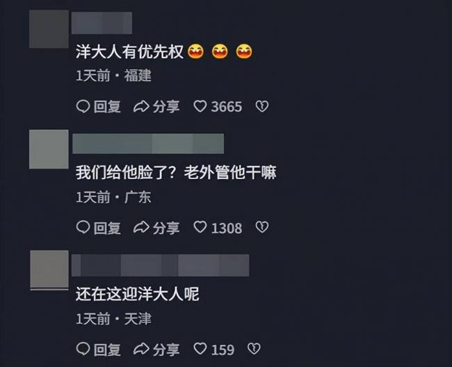 骂完同胞后，对着老外笑：北京导游事件后续来了