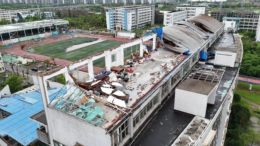 湖北高校被龙卷风袭击后画面曝光 损失巨大 期末考取消