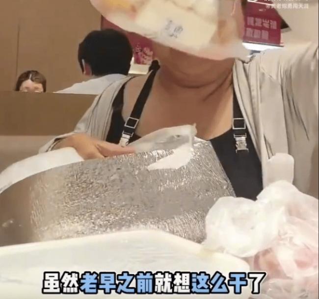 海底捞上海女客自备食材狂扫零食 遭全网围攻 海底捞上海女客自备食材狂扫零食 遭全网围攻
