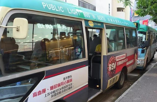 香港50岁保洁阿姨被踩到脚，和53岁保安起争执，死死掐住对方脖子两分钟致其死亡，9分钟后返回现场，被警方当场抓捕
