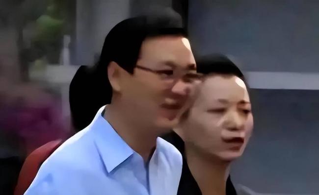 她是密春雷前妻，独居崇明岛养龙凤胎
