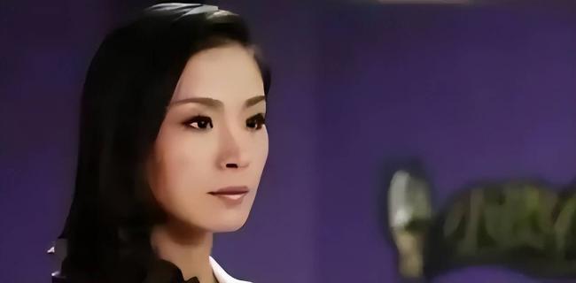 她是密春雷前妻，独居崇明岛养龙凤胎