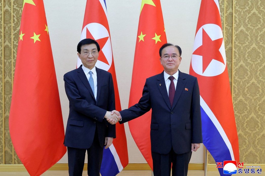 北韩官媒朝中社16日发布指，7月15日，大陆全国政协主席王沪宁（左）访问北韩平壤...