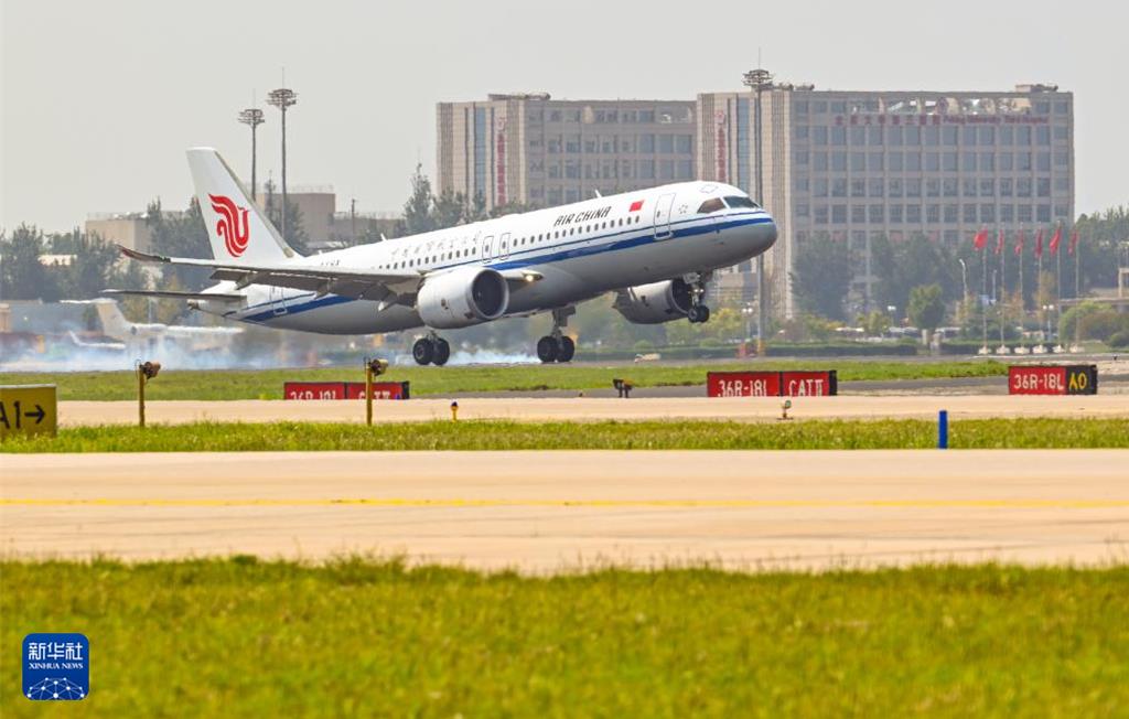 图为2024年8月29日中国国际航空首架C919降落北京首都国际机场。 (图/新华社)