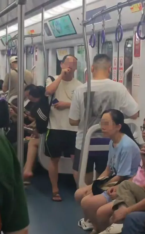 网友反映重庆轨道10号线有人车厢内吸烟，当地回应