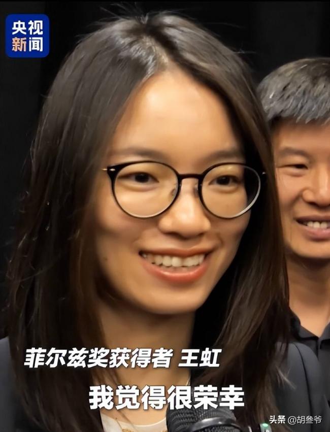 照片疯传:王虹导师凝视徒弟眼神,全网破防 照片疯传:王虹导师凝视徒弟眼神,全网破防