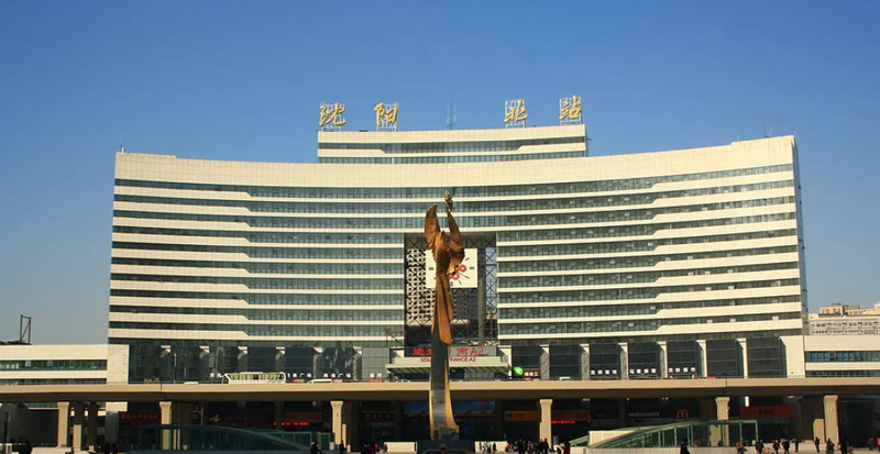 中國女子在搭乘高鐵時大聲喧嘩遭他人制止，竟叫囂她全家都是「體制內」。中國高鐵瀋陽北站示意圖。（圖擷自百度百科）
