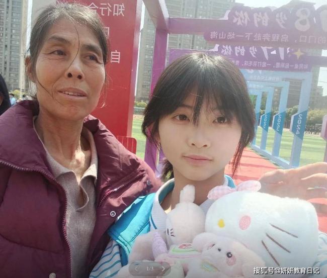 “别碰体育生”，一张高中母女合照令人心酸
