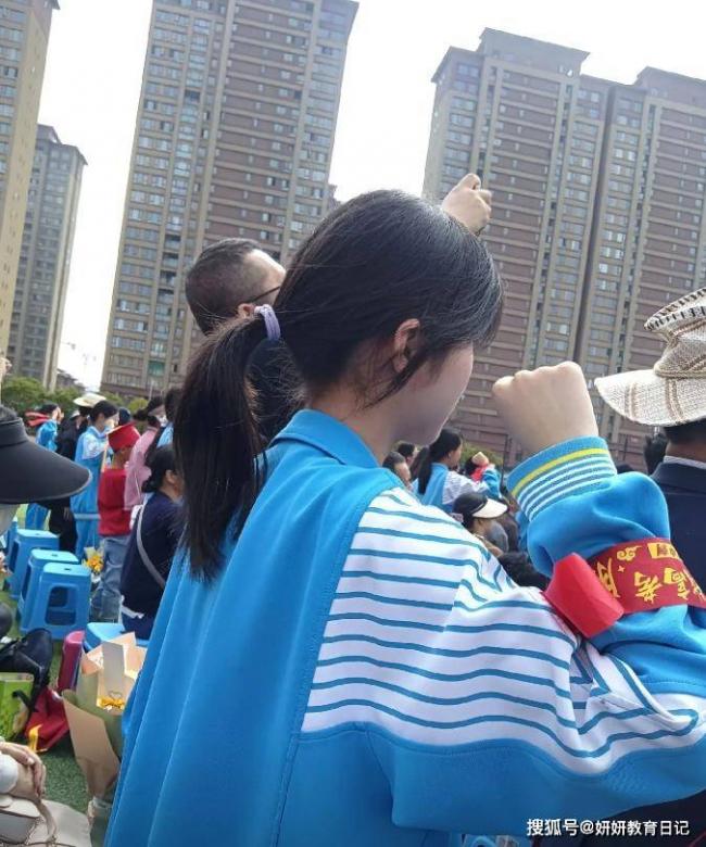 “别碰体育生”，一张高中母女合照令人心酸