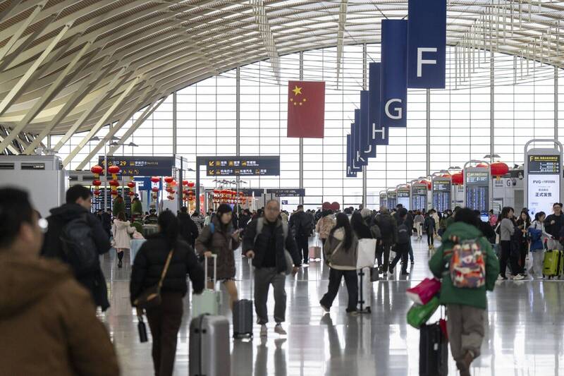中国政府7月底公布「国务院关于出境入境管理的规定」，以维护国家主权、安全与发展利益为由，大幅扩张政府限制人民出境的权力，在中国境内外引发恐慌情绪。（彭博档案照）