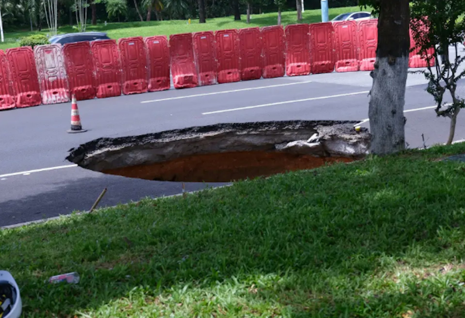 深圳滨海大道发生道路塌陷，现场出现一个约两个车道宽的巨大坑洞。（南方都市报）