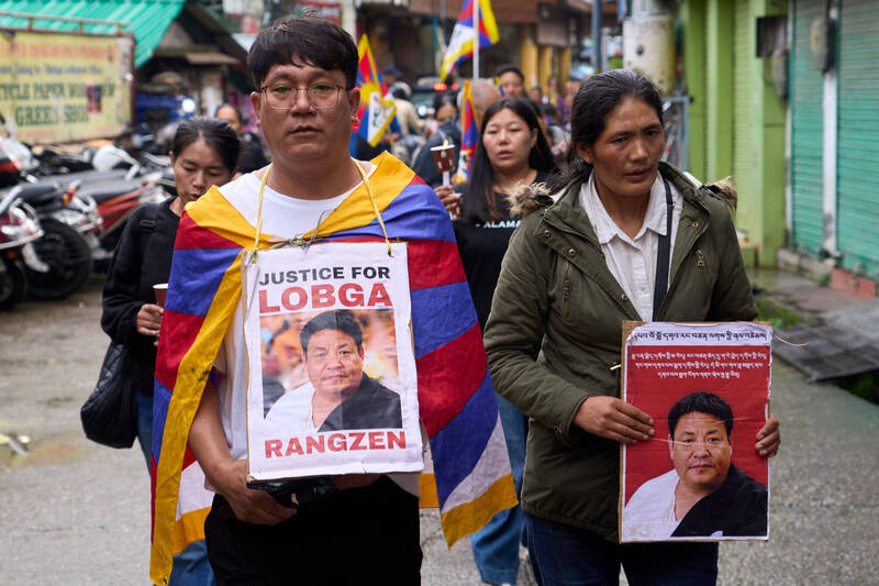 2日为藏人洛嘎让赞自焚满1个月,流亡藏人在印度达兰萨拉响应「全球行动日」,抗议中国实施「民族团结进步促进法」。(美联社) 2日为藏人洛嘎让赞自焚满1个月,流亡藏人在印度达兰萨拉响应「全球行动日」,抗议中国实施「民族团结进步促进法」。(美联社)