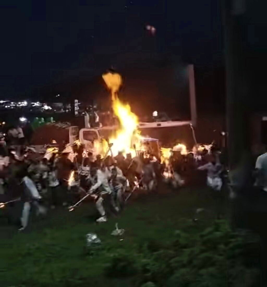 大陆云南曲靖建文村6日晚间火把节活动时发生火灾事故,16人灼伤。图/取自澎湃新闻 大陆云南曲靖建文村6日晚间火把节活动时发生火灾事故,16人灼伤。图/取自澎湃新闻