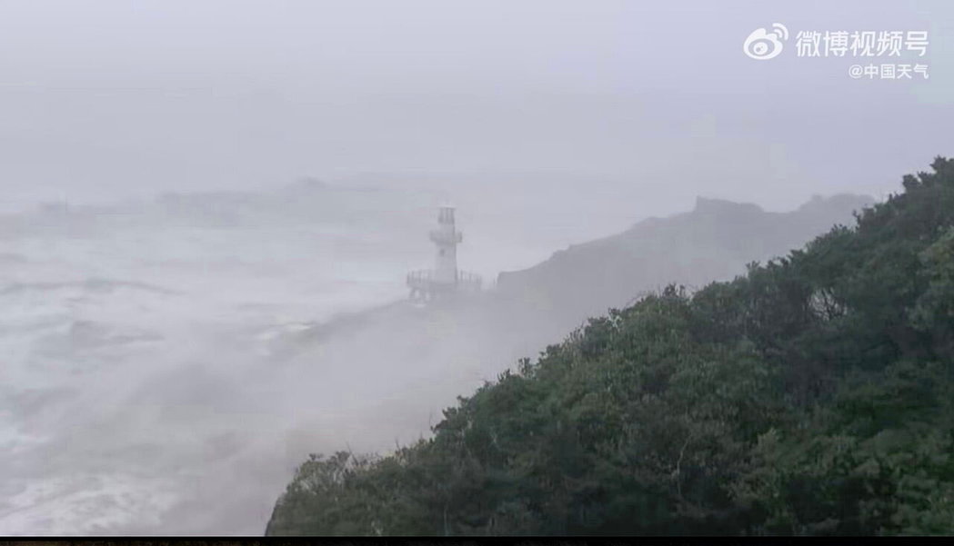 随著台风「白海豚」逼近大陆沿海地区,浙江大陈岛全域风力超过12级,甲午岩沿岸海域... 随著台风「白海豚」逼近大陆沿海地区,浙江大陈岛全域风力超过12级,甲午岩沿岸海域...