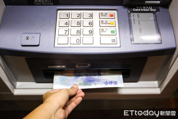 ▲▼提款机,ATM,提钱,取款,诈骗,薪水,理财,借钱,收入,支出,月光族,银行,帐户。(图/记者周宸亘摄)有LOGO版,原编号2784228.