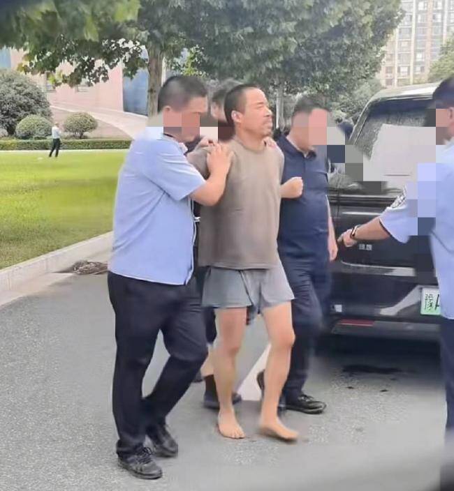 河南「西平大侠」夏付钢8日在漯河落网,相关被捕画面在中国网路流传。(图撷自微博) 河南「西平大侠」夏付钢8日在漯河落网,相关被捕画面在中国网路流传。(图撷自微博)