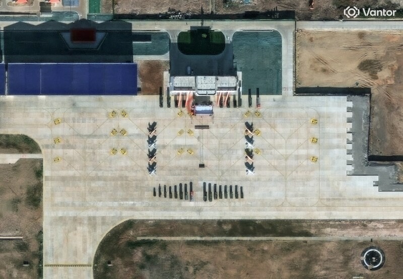 卫星影像摄于9月30日后，分析专家指出联合基地中可见轻型攻击机和军用车辆。 （Vantor/Handout via 路透社）