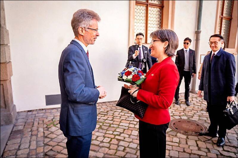 副总统萧美琴2024年在就职前出访捷克,期间遭中国外交人员跟监尾随;图为捷克参议院议长维特齐与萧美琴的合照。(取自维特齐X)